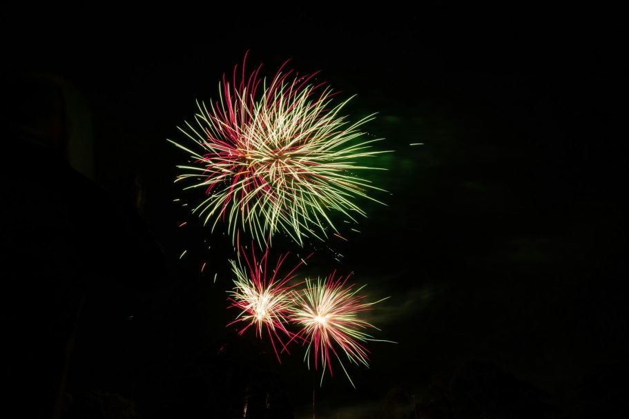 rot, grünes Großfeuerwerk