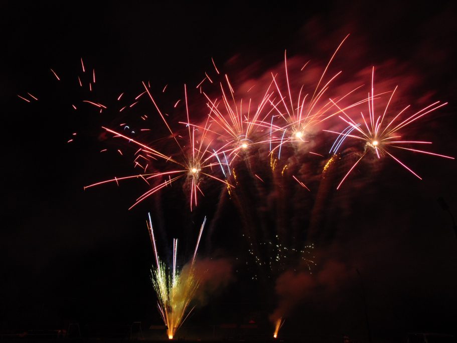 roter Feuerwerksfächer