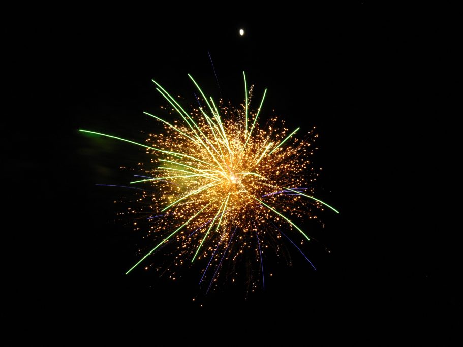 Feuerwerk mit grünen Sternen